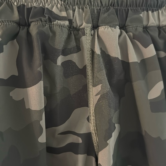 Lululemon Track That Mid-Rise Lined Short 5" Heritage Camo Medium Olive Multi - Picture 3 of 6